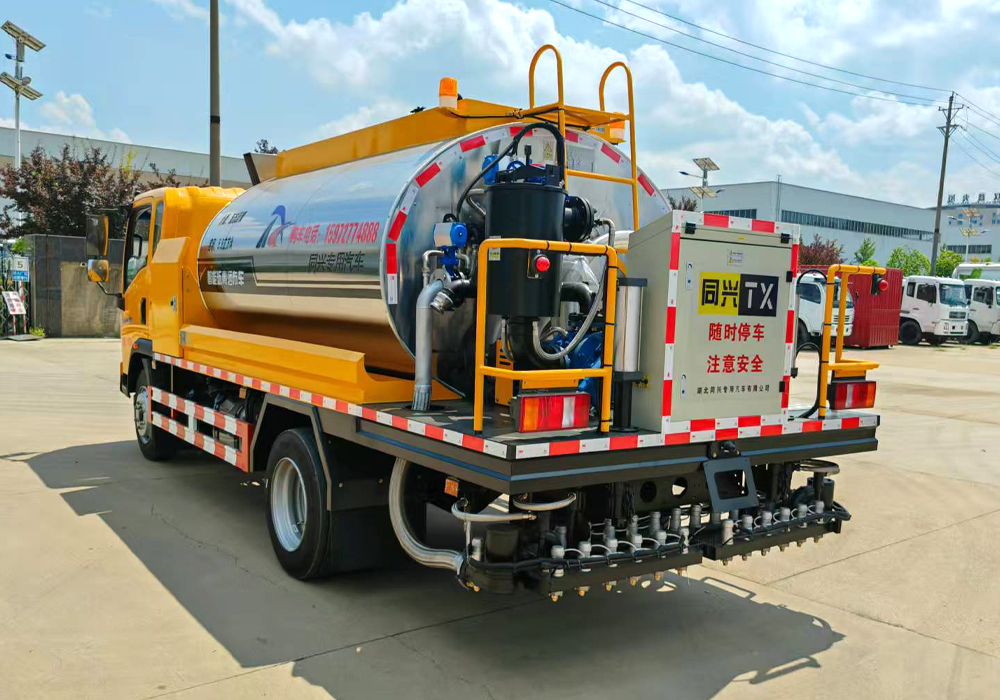 6噸重汽豪沃智能瀝青灑布車(chē)