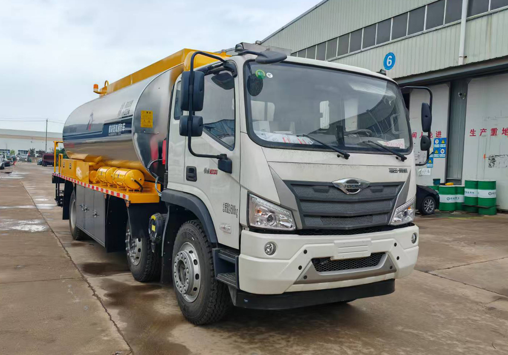 15方福田三軸(輔機(jī))智能瀝青灑布車(chē)